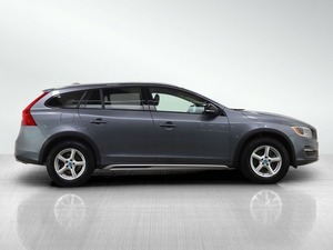 V60 Cross Country T5 Platinum 2016 Usado con Poco Kilometraje, con un Potente Rendimiento del Motor y Asientos Confortables - Product Image 3