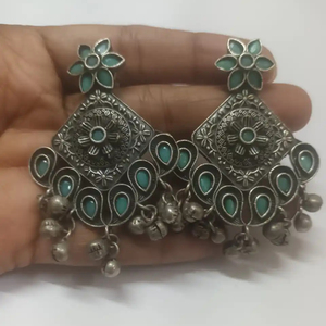 Pendiente de perla multicolor chapado en oro étnico de calidad superior de piedra pesada de aspecto similar de plata, joyería de moda inspirada - Product Image 1