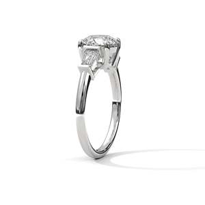 Élégante bague de fiançailles à trois pierres en diamant de laboratoire, taille ronde avec accents baguette, disponible en or 10K, 14K, 18K et argent 925 - Product Image 6