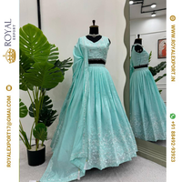 Lehenga en crêpe de soie à imprimé numérique épais, 3 couches, avec broderie en soie satinée Zari et sequins, et blouse assortie