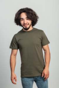 เสื้อยืดคอกลมแขนสั้นสีดำล้วนสำหรับผู้ชาย ทรงปกติ ผ้าฝ้ายเจอร์ซีย์ถัก 100% ดีไซน์เรียบง่าย - Product Image 4