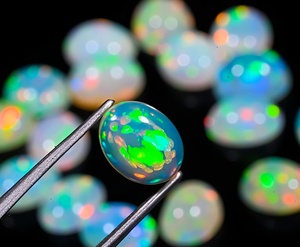 อัญมณีโอปอลทรงหลังเบี้ยโอปอลอัญมณีทรงวงรีหินโอปอลอัญมณีสีรุ้งแบบหลวมเรียบเรียบสีขายส่ง - Product Image 1