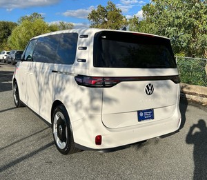 Sharp White 2025 Volkswagen ID.Buzz Pro S RWD Moteur électrique Direction à gauche Sièges chauffants Boîte de vitesses automatique Système de navigation Van - Product Image 1