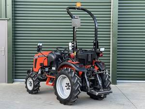 Envío Gratis Tractor Agrícola Compacto 4x4 de 25 HP, Diésel de 3 Cilindros, Elevación de 739 kg, Transmisión 9F+3R e Hidráulica de 26 L/min - Product Image 4