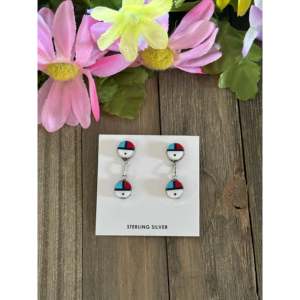 Boucles d'oreilles pendantes Zuni Made Sunface en argent sterling incrusté de pierres multicolores - Product Image 1