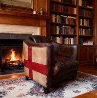 Canapé convertible moderne une place Union Jack avec pieds en bois massif et revêtement en cuir véritable - Design élégant pour des espaces de vie confortables