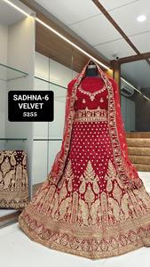 Lehenga Choli de terciopelo tradicional con bordado rico Red de borde pesado Dupatta para bodas Ropa india y pakistaní India - Product Image 5