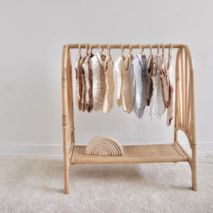 Perchero pequeño decorativo, estantes de almacenamiento de ratán hechos a mano para colgar ropa de bebé, Riel de ropa encantador - Product Image 5