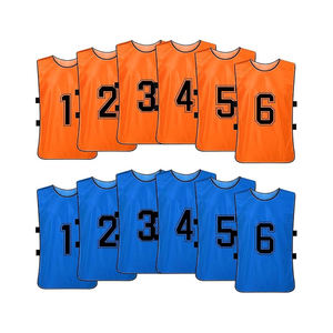 Bavoirs d'entraînement de football personnalisés avec fonctions d'évacuation de la sueur et anti-odeurs, bavoirs de football avec logo personnalisé pour adultes et équipes de jeunes - Product Image 1