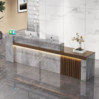 Bureau de réception OEM de luxe léger à motif marbre avec éclairage LED, panneau à lattes en bois, comptoir de réception double poste pour hall de bureau