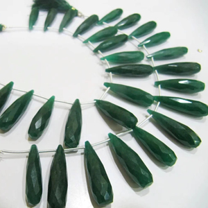 Esmeralda lágrima Briolette facetado Alta Calidad 1 pulgada de largo verde piedras preciosas cuentas 8 pulgadas hebra vendida por hebra EMINENT JEWEL - Product Image 1