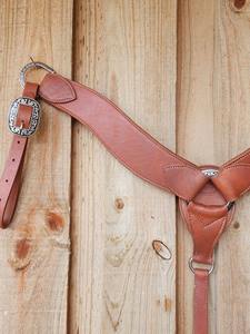 Harnais élégant de style occidental en cuir avec bride, poitrail et attache de martingale avec rênes à franges - Product Image 2