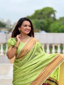 คอลเลคชั่นใหม่ ผ้าไหมซารีพิมพ์ลายนูน/ดิจิทัล ราคาประหยัด สำหรับผู้หญิง เสื้อผ้าชาติพันธุ์อินเดียและปากีสถาน ส่งออกจำนวนมาก - Product Image 3