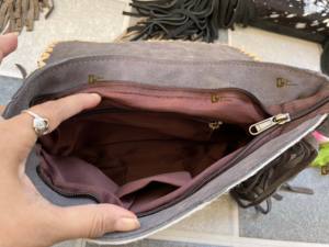 Sac à main à bandoulière en cuir de vache pour femmes de style occidental Sac à main en fourrure métallique avec fermeture à pression Gland Lettre Décoration Sling - Product Image 4