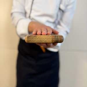 Tabla de cortar de madera atemporal Tabla de queso con cuchillo de acero inoxidable para un servicio elegante y una presentación culinaria orgullosa - Product Image 4