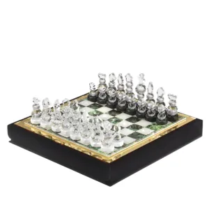 Siyah kadife kutu yılında CHESSBOARD kristal ve pleksiglas