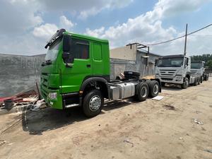 Camion tracteur d'occasion Sinotruk Euro2 Diesel 6X4 à direction à gauche HOWO 10 roues avec capacité de charge de 21-30T, 371 ch, caméra arrière 360° - Product Image 2