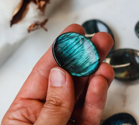 Pierre d'inquiétude de Labradorite Flashy pour les médiations Spiritual sept chakra Acheter chez Alif Crystal et Agate