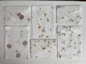 Artisanat en carton origami sur mesure - Pétales de fleurs délicats, texture mouchetée, écologique, imprimé en typographie, bricolage - Product Image 5