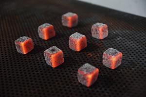 Briquettes de charbon de bois noir de coquille de noix de coco de qualité supérieure d'Indonésie à faible teneur en cendres pour fumer de l'encens de narguilé Shisha - Product Image 6