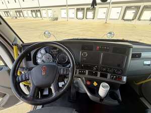 Camion semi-remorque T680 d'occasion économique 2021 - Camion avec cabine couchante à toit surélevé de 76 pouces, 450 CV, boîte automatique à 12 vitesses, AVEC GARANTIE - Product Image 2