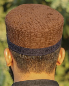 Gorro de oración tradicional para hombres con textura transpirable y diseño de rejilla cosida ideal para todos los eventos islámicos - Product Image 1