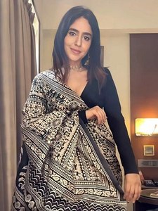 ทำมาเพื่อทางเข้าที่ยิ่งใหญ่สารีผ้าไหมกาจิพรีเมี่ยมนี้มีสารเคลือบระยิบระยับปักขอบเสื้อและแผ่นตัดสีตัดกัน - Product Image 2