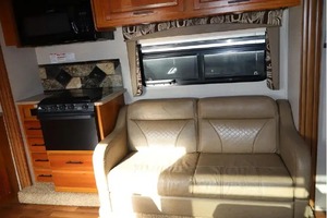 Autocaravana Usada en Excelentes Condiciones, J-A-Y-C-O G-R-E-Y RV 31DS, Modelo 2017, Alto Rendimiento, 36 pies de Largo, 2000 kg de Carga Útil, Color Oscuro, en Venta - Product Image 3