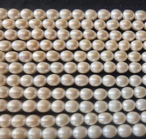 Cuentas de perlas de arroz de agua dulce blancas cultivadas naturales hebras sueltas cuentas sin tratar para la fabricación de joyas CAMBIO DE Color efectos ópticos - Product Image 3