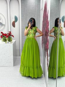 Robe évasée verte de créateur, Collection de robe Navratri, robe rose traditionnelle, robe prête à porter, robe Anarkali verte - Product Image 3