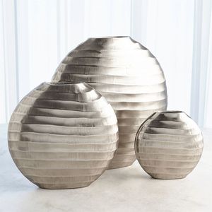 Vase en métal en laiton de luxe fabriqué à la main pour une pièce maîtresse de décoration de maison haut de gamme adaptée aux rassemblements formels ou aux célébrations - Product Image 4