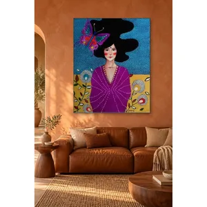 Impression sur toile Fida d'une femme en robe violette avec un papillon dans les cheveux - Product Image 1