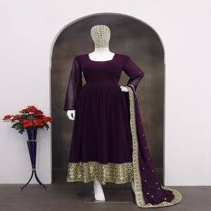 Conjunto de Pantalón, Vestido y Dupatta de Georgette VASTRA COTTAGE para Mujer, Bordado con Lentejuelas, Largo Completo, Diseño Étnico para Fiestas - Product Image 2