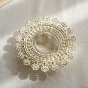 Bougeoir en métal argenté classique pour la décoration intérieure Pièce maîtresse de table élégante Accent romantique aux chandelles - Product Image 4