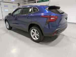 SUV LS FWD 2024, moteur 3 cylindres atmosphérique de 4,1 L (137 ch, 162 lb-pi de couple), boîte automatique à 6 vitesses, sièges en cuir - Product Image 4