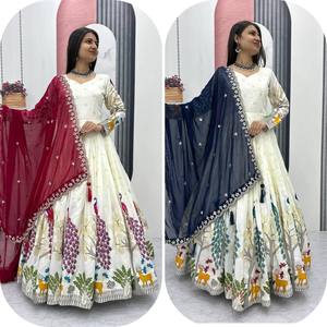 Exquisito conjunto de vestido de seda Dola, diseño de pavo real, Impresión de molino, trabajo de lámina, zorro con lentejuelas, Georgette Dupatta, fiesta de estilo tradicional indio - Product Image 4