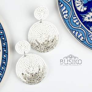 Pendientes bordados hechos a mano elegantes de moda para mujer, diseño elegante con cuentas, costura cruzada y manualidades - Product Image 1