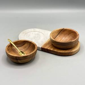 Ce produit comprend un plateau en bois d'acacia et de marbre accompagné de deux bols en bois - Product Image 1