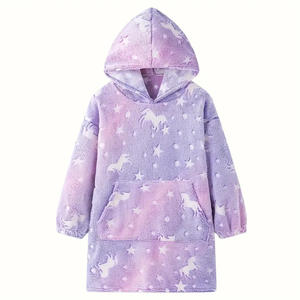 Mantas con Capucha Personalizadas con Diseño Sublimado, Material 100% Poliéster que Brilla en la Oscuridad - Product Image 2