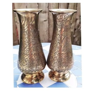 Vase à fleurs en métal laiton, design unique fait à la main, décoration de table, disponible en gros à prix de gros en provenance d'Inde - Product Image 2