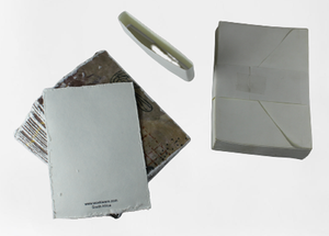 การ์ดพิมพ์ออฟเซ็ตแบบส่วนตัวบนกระดาษทำมือ ปรากฏให้เห็นลายเหมือนวาดด้วยสีน้ำ ของใช้บนโต๊ะทำงานและการ์ดที่เป็นมิตรกับสิ่งแวดล้อมอย่างแท้จริง - Product Image 4