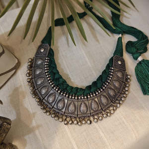 Collar Tribal Tales Heritage Oxidado con Diseño de Templo, Joyería Cultural Coleccionable - Product Image 6