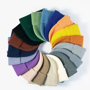 Vente en gros de bonnets d'hiver unisexes en jacquard 100% laine doux et chauds bonnets en tricot pour unisexe - Product Image 2