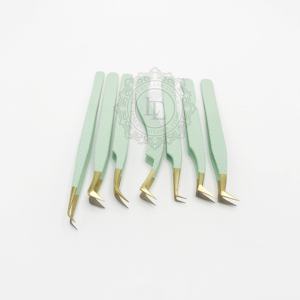 Pinzas de pestañas de volumen de acero inoxidable profesional de nuevo diseño, agarre de diamante, revestimiento de polvo Verde menta, punto de oro sostenible - Product Image 3