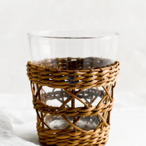 Mug en verre en rotin de style vintage avec poignée, porte-gobelet tissé à la main pour une expérience de boisson écologique - Product Image 2