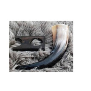 Cuerno Vikingo para Beber de Cuerno de Búfalo Natural con Soporte de Cuero Pulido y Base Metálica, Diseño Animal Religioso Ecológico - Product Image 1