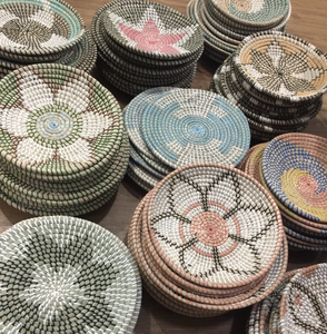 Plato colgante de artesanía tejida con hierba marina, ideal para decoración de paredes cálidas, producido por artesanos tradicionales en Vietnam. - Product Image 3