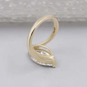 Anillo de compromiso con diamante solitario de corte marquesa y engaste en V en oro amarillo - Product Image 5