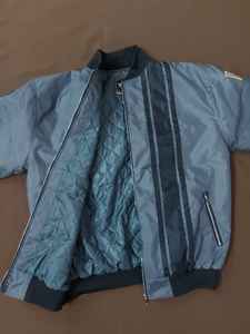 Venta al por mayor de chaquetas de béisbol personalizadas Oxford para hombre, chaqueta bomber bordada de satén - Product Image 6