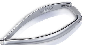 Pince à cuticules NGHIA Vietnam OMI CB-102 en acier inoxydable, manche gris, système de verrouillage, gamme premium - Product Image 3